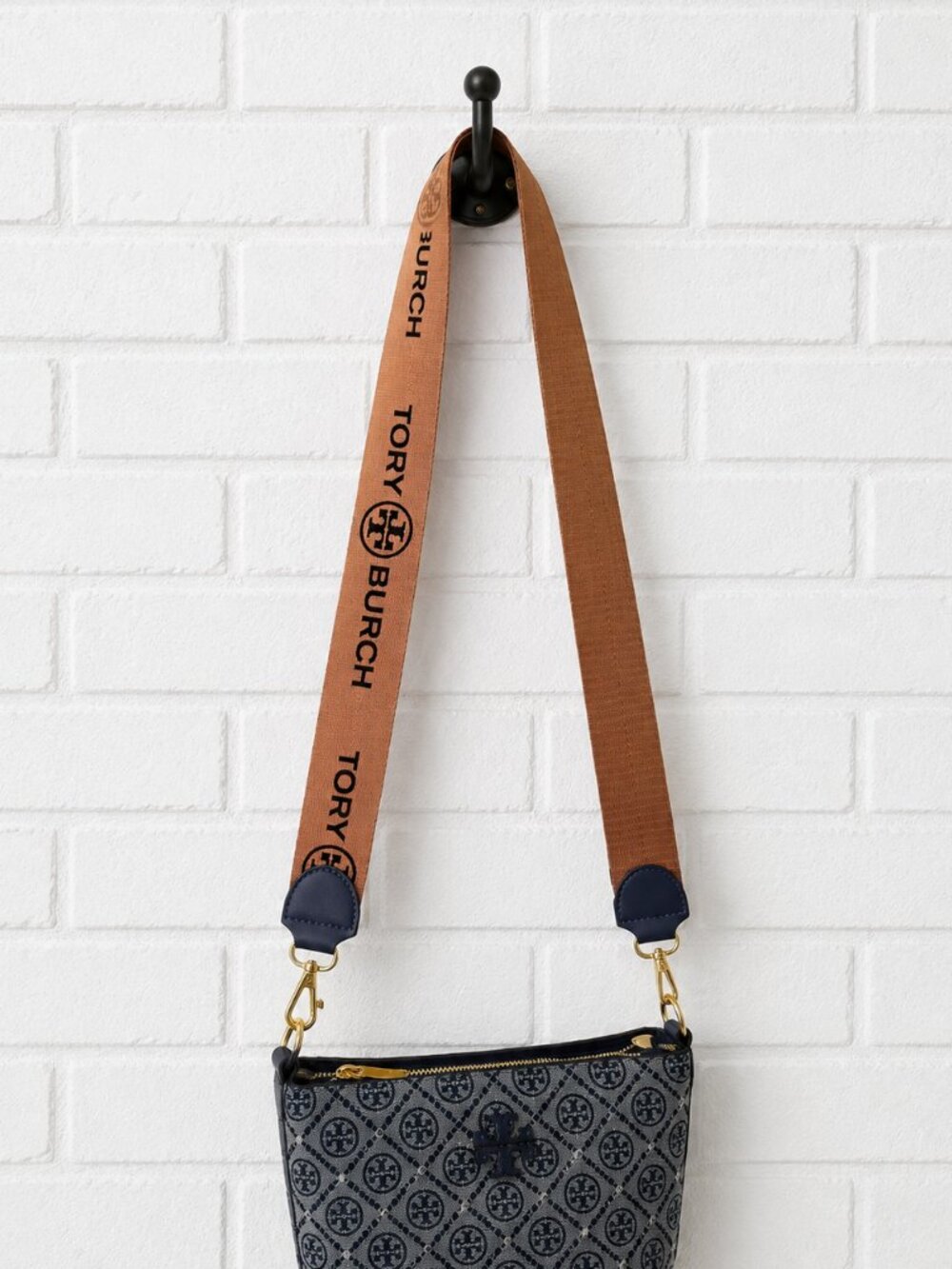 Tory Burch Logo Jacquard Bucket Bag - Picture 4 of 7